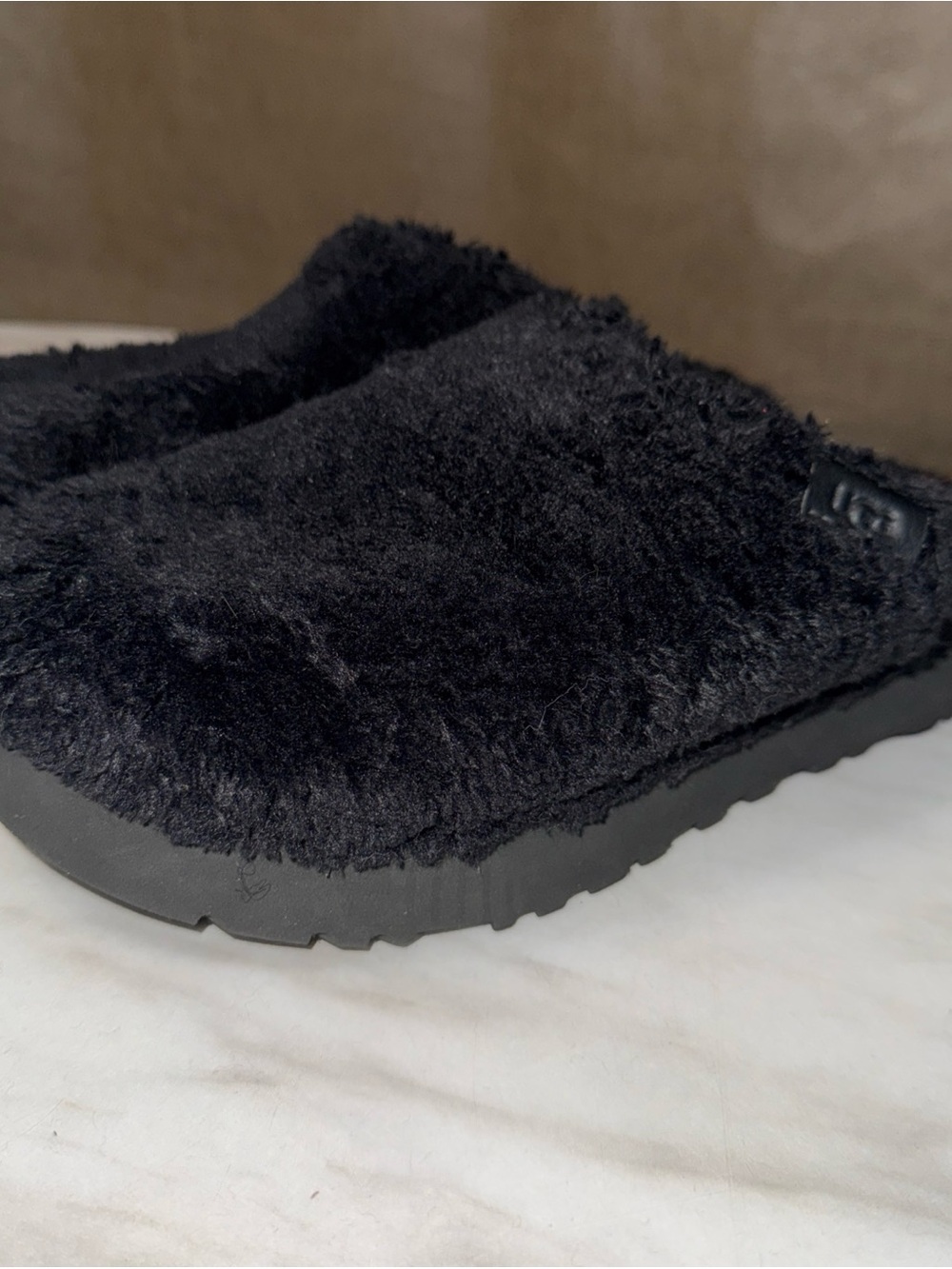UGG black fuzzy slippers woman’s size 7 in good condition